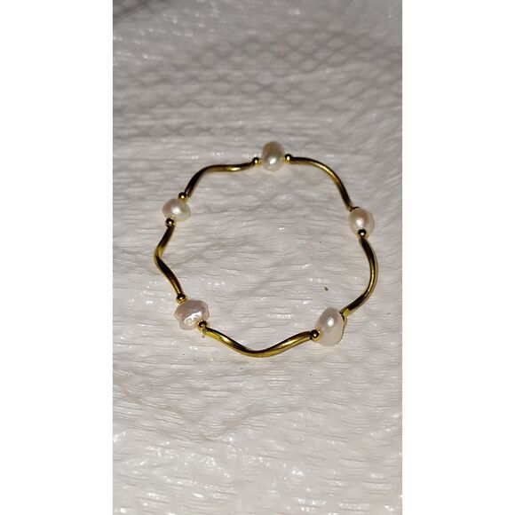 A Pearl and Gold Tone Stretchy Bracelet Elegant Dainty Feminine Minimalist - Picture 7 of 7